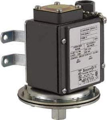 Square D - 4, 13 and 4X NEMA Rated, SPDT, 0.2 to 10 psi, Vacuum Switch Pressure and Level Switch - Adjustable Pressure, 120 VAC, 125 VDC, 240 VAC, 250 VDC, Screw Terminal - Top Tool & Supply